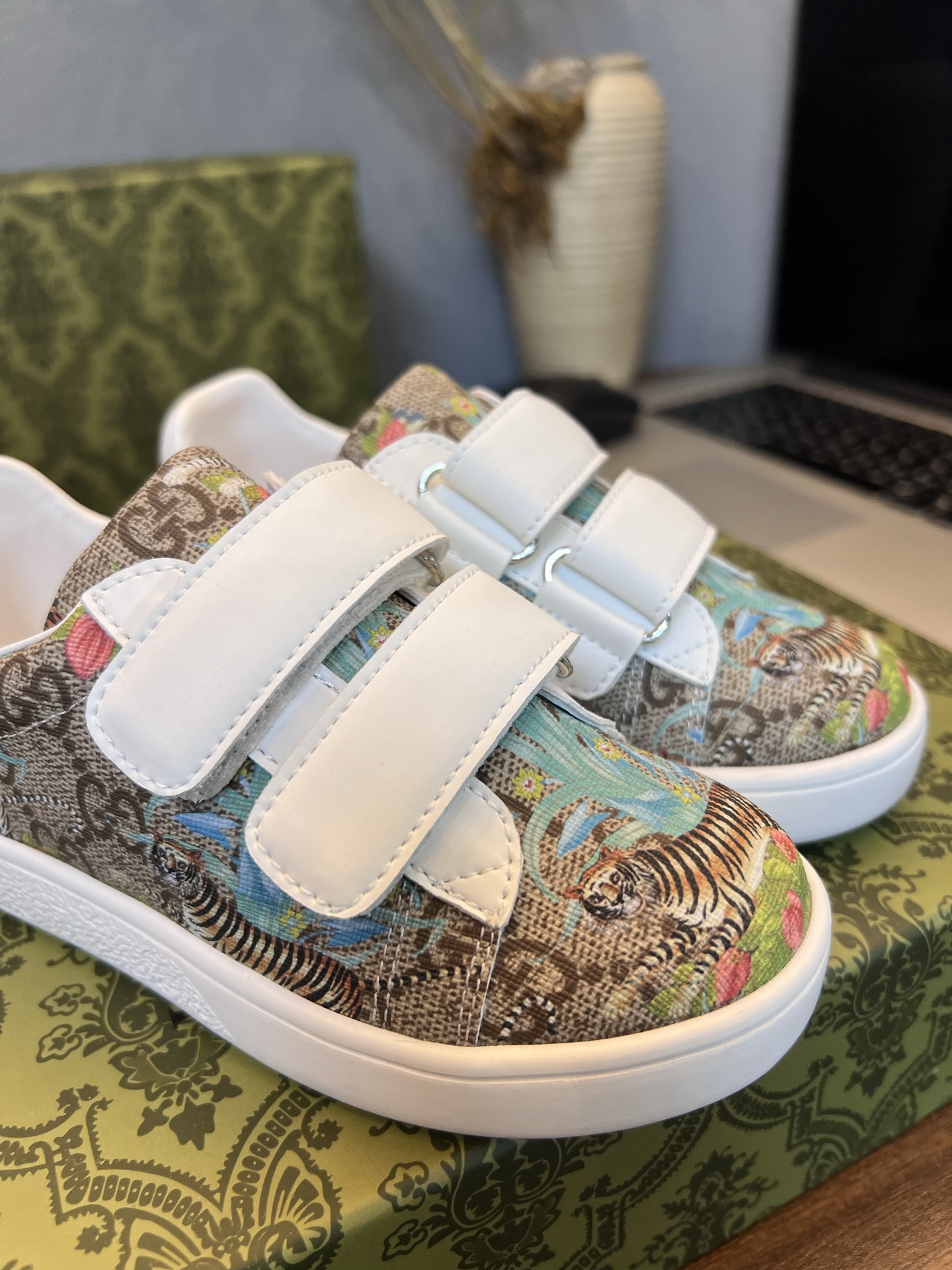 Children's shoes child